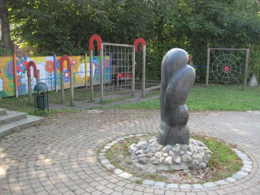 Skulptur auf dem Schulhof